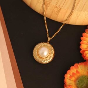 Vintage-Inspired Gold-Plated Hammered Disc Pearl Pendant Necklace
