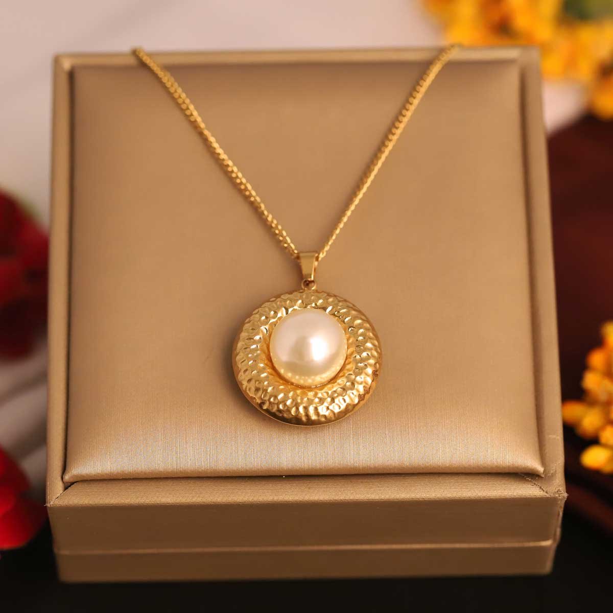 Vintage-Inspired Gold-Plated Hammered Disc Pearl Pendant Necklace - Image 2