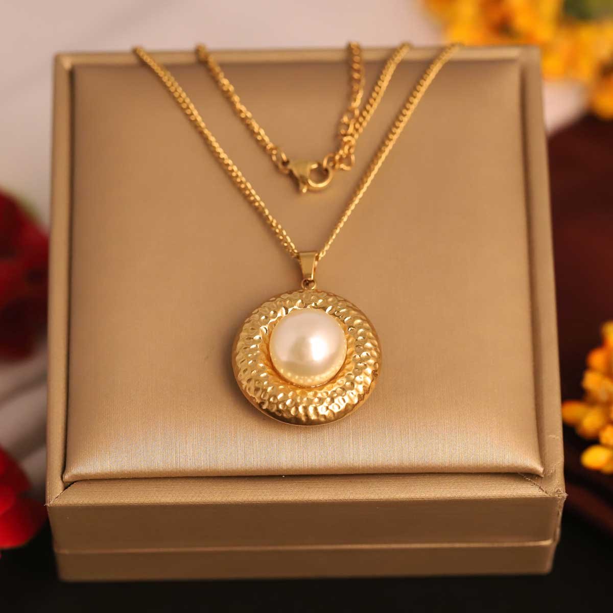 Vintage-Inspired Gold-Plated Hammered Disc Pearl Pendant Necklace - Image 3
